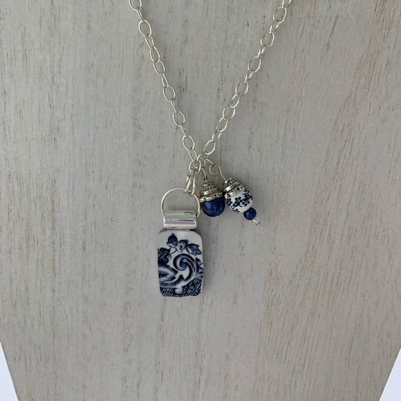 Artisan made broken china pendant. - Picture 4 of 9